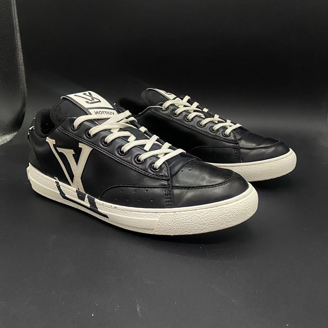 95新 LouisVuitton/路易威登 b栋男士休闲黑白错位印花板鞋41码7