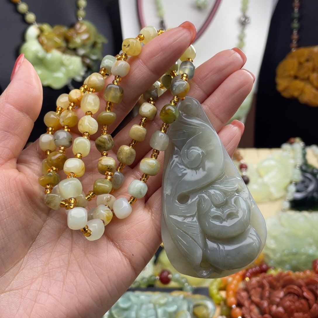 未镶嵌蛇纹石玉颈饰