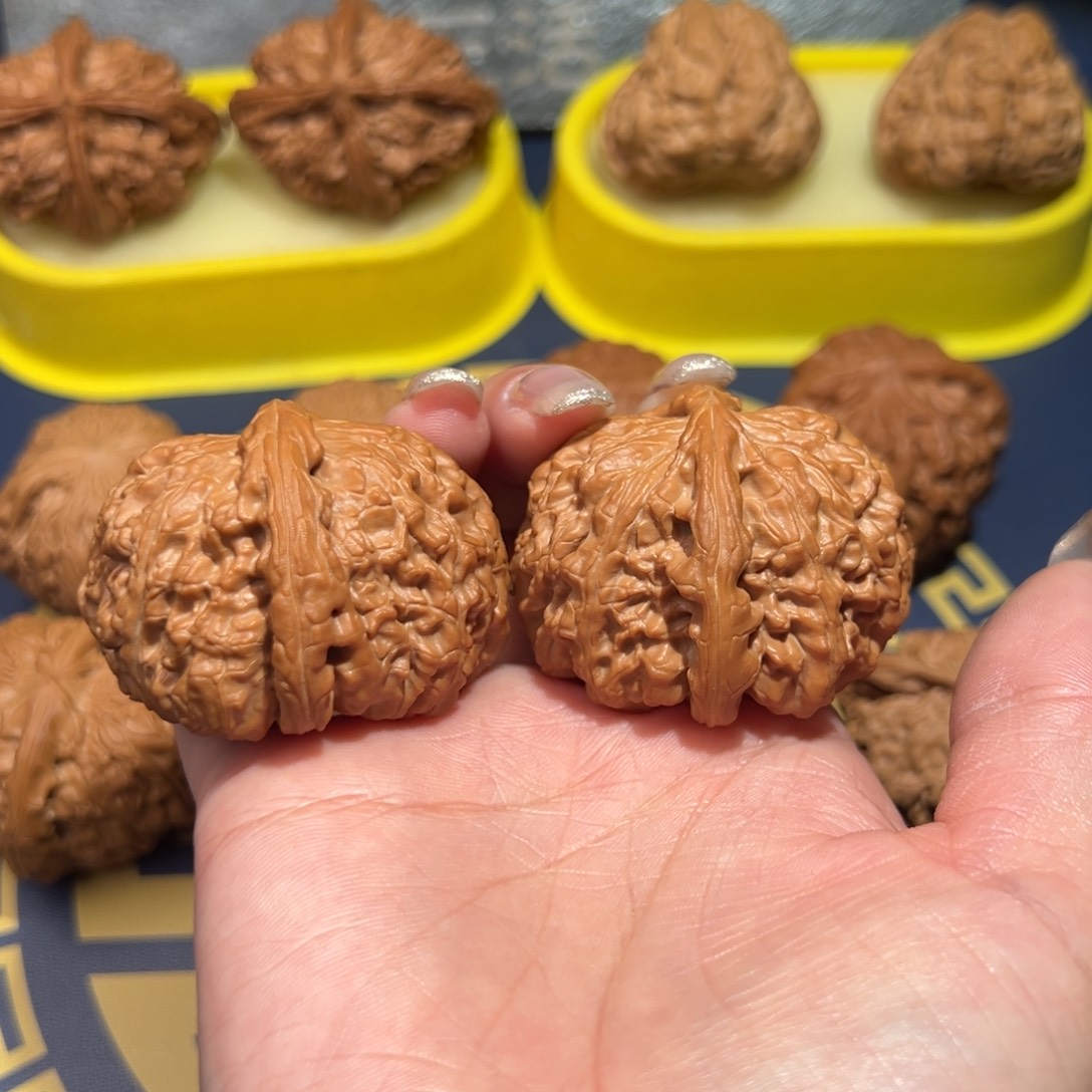 文玩核桃把件元宝型白狮子42肚子45