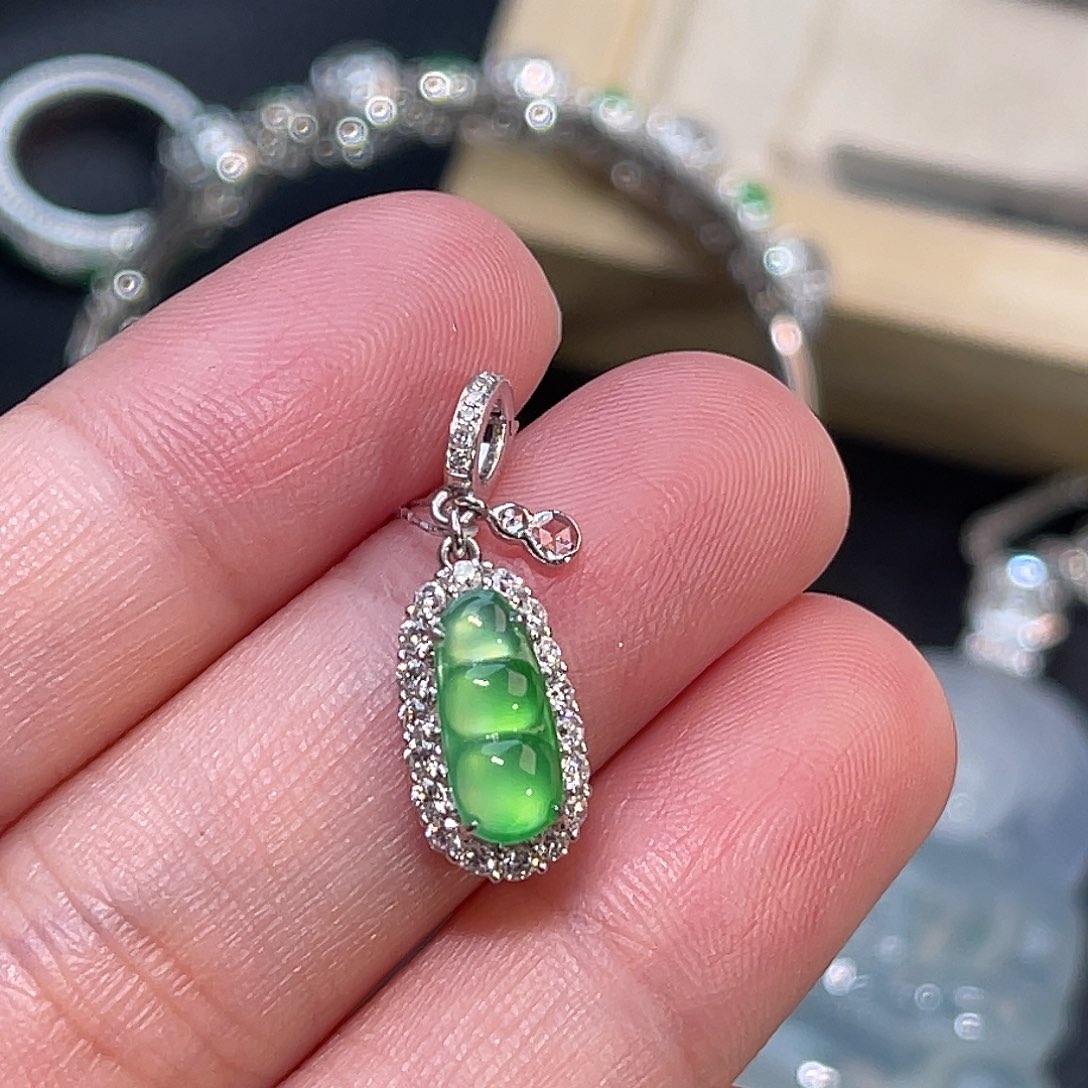 翡翠18K金镶嵌颈饰木那绿福豆