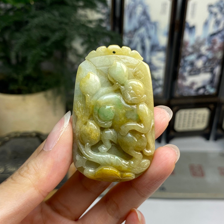 黄加绿灵猴献瑞挂件 天然翡翠A货 