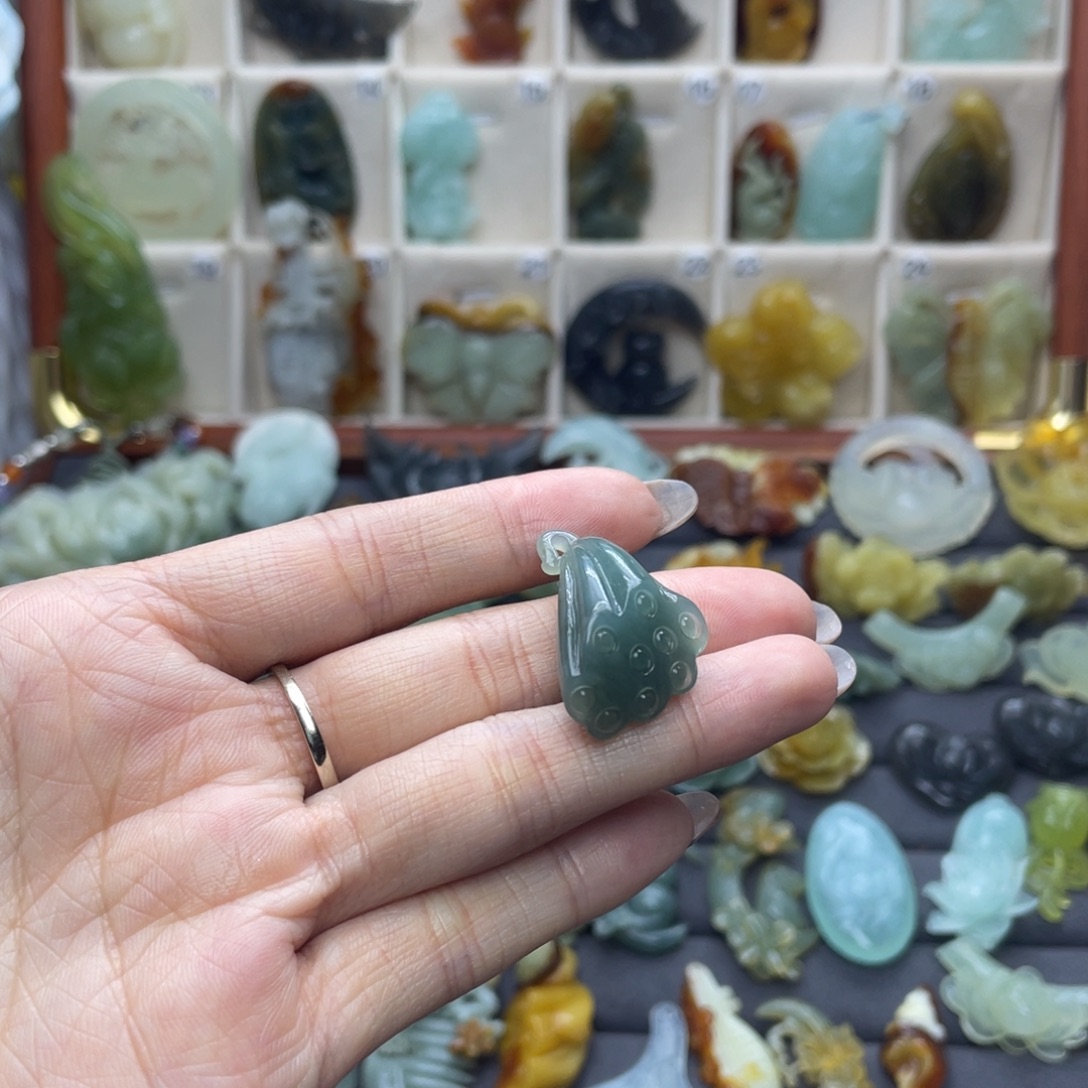 蛇纹石玉未镶嵌颈饰