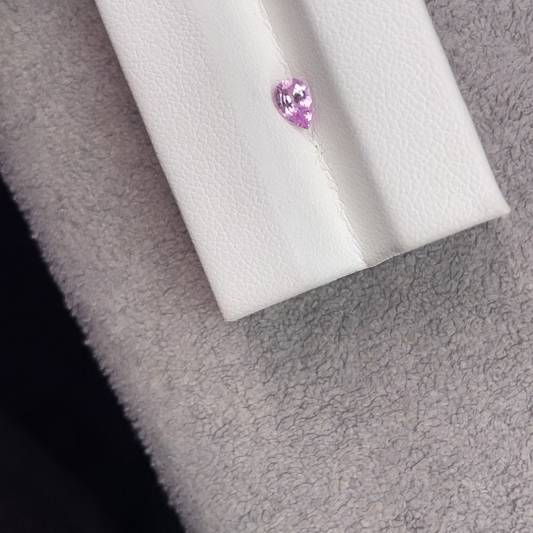 定制蓝宝石裸石未镶嵌0.45Ct。