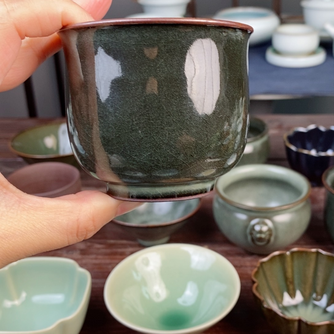 铁胎豆青捧杯开片 