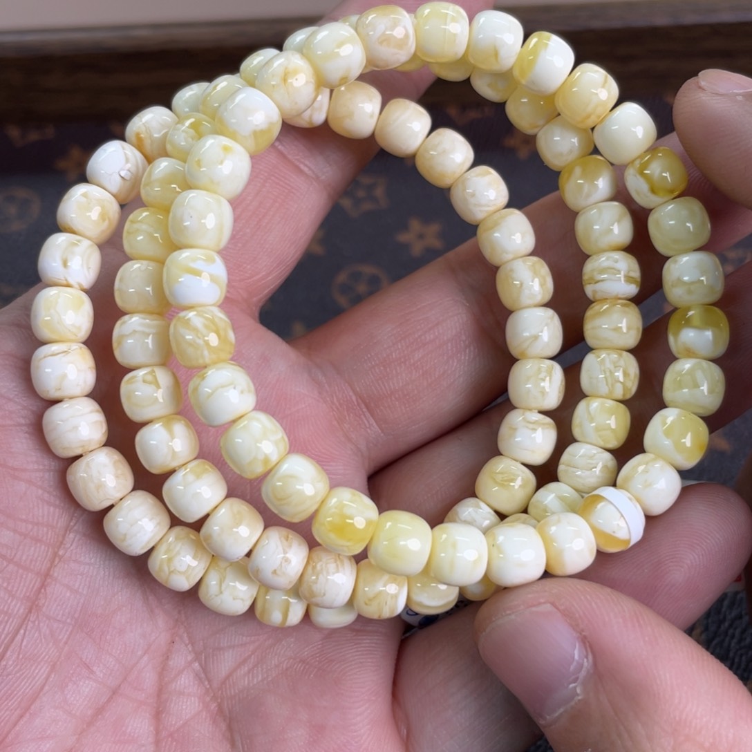 蜜蜡裸石未镶嵌137多样性发其一