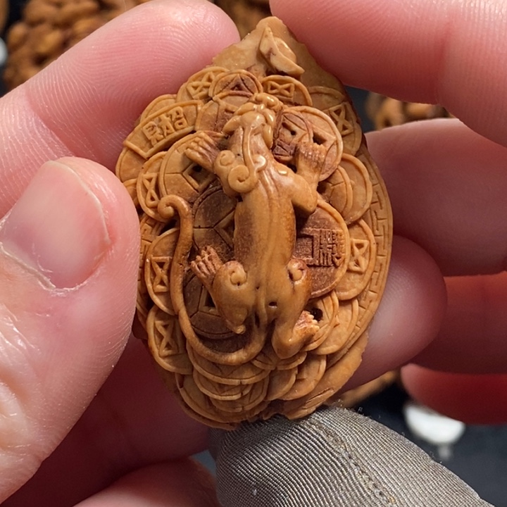 默***默螭龙招财，天地孔。