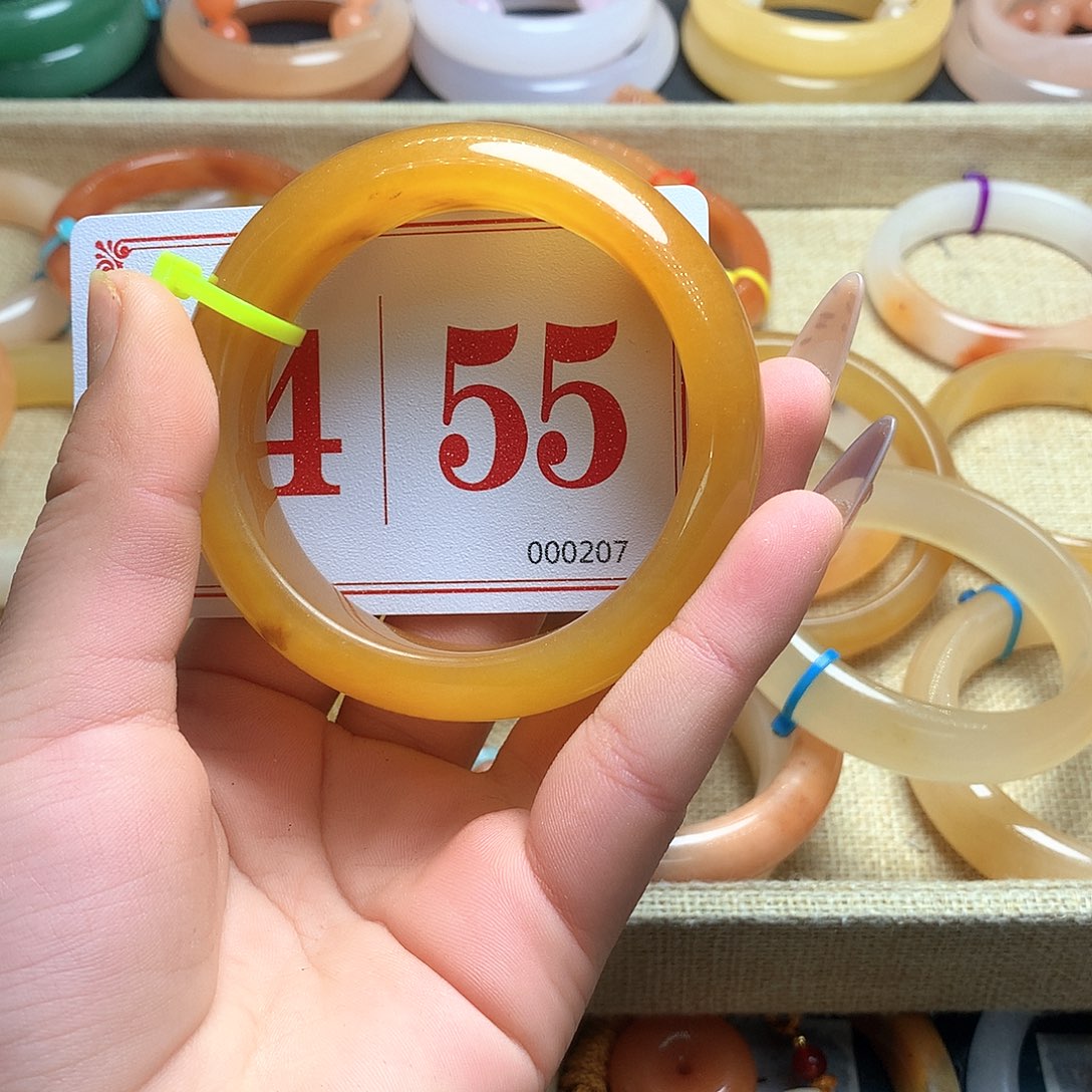 未镶嵌石英质玉（黄龙玉）手镯