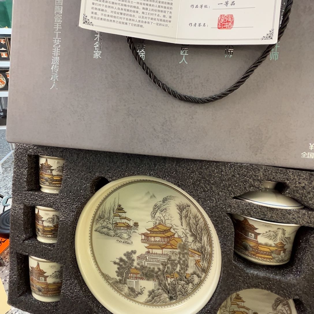 这些盖碗很漂亮！！！