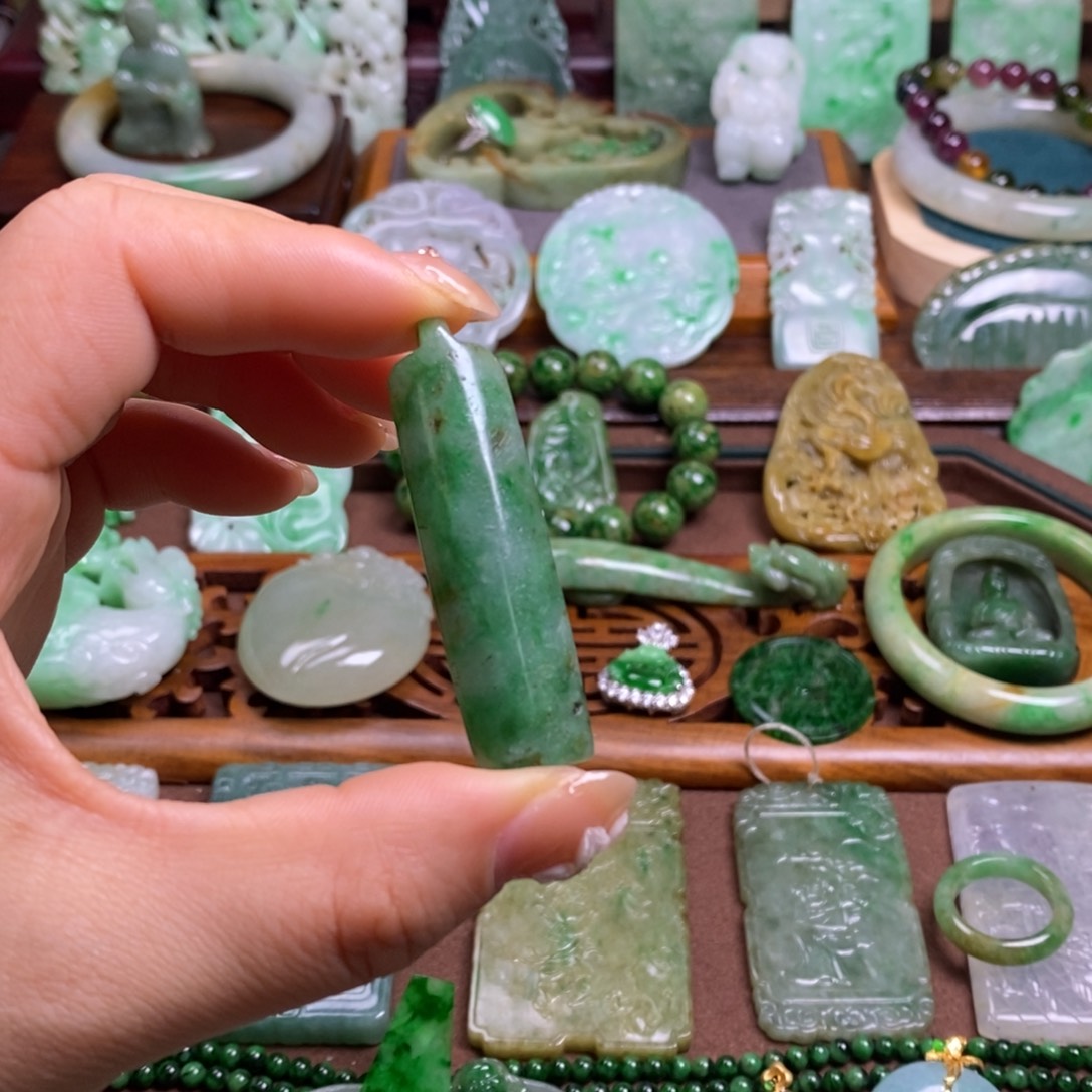 露***张翡翠未镶嵌颈饰111111111111111