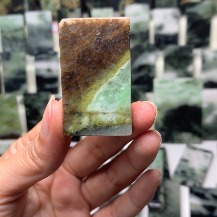 独山玉颈饰未镶嵌