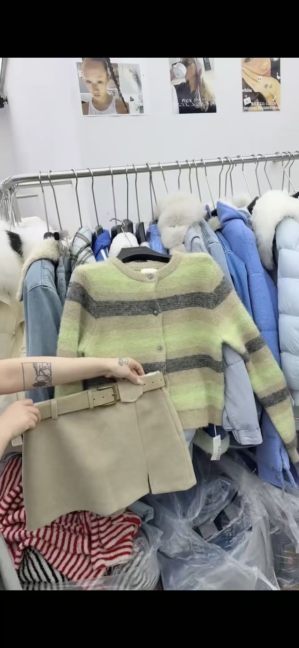 悠悠 泡菜百搭休闲单排扣针织面料条纹毛衣