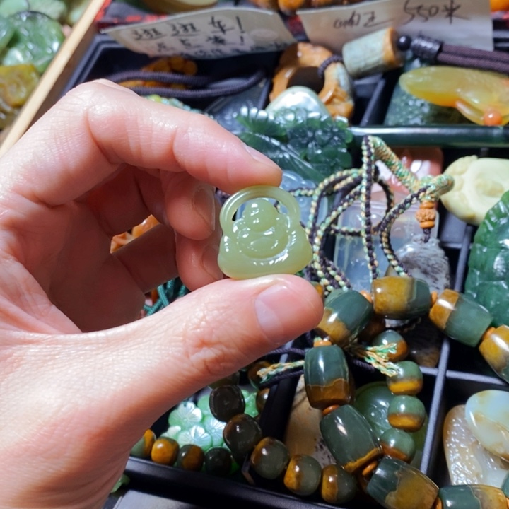 透闪石质玉颈饰未镶嵌