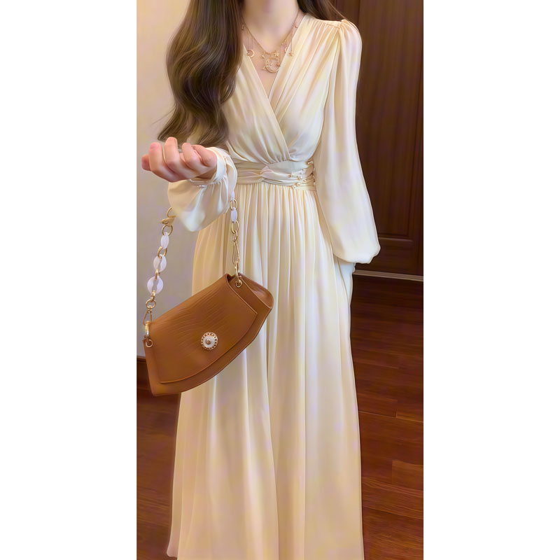 法式高级感超好看V领收腰修身连衣裙轻熟小众不撞款长裙2025秋季