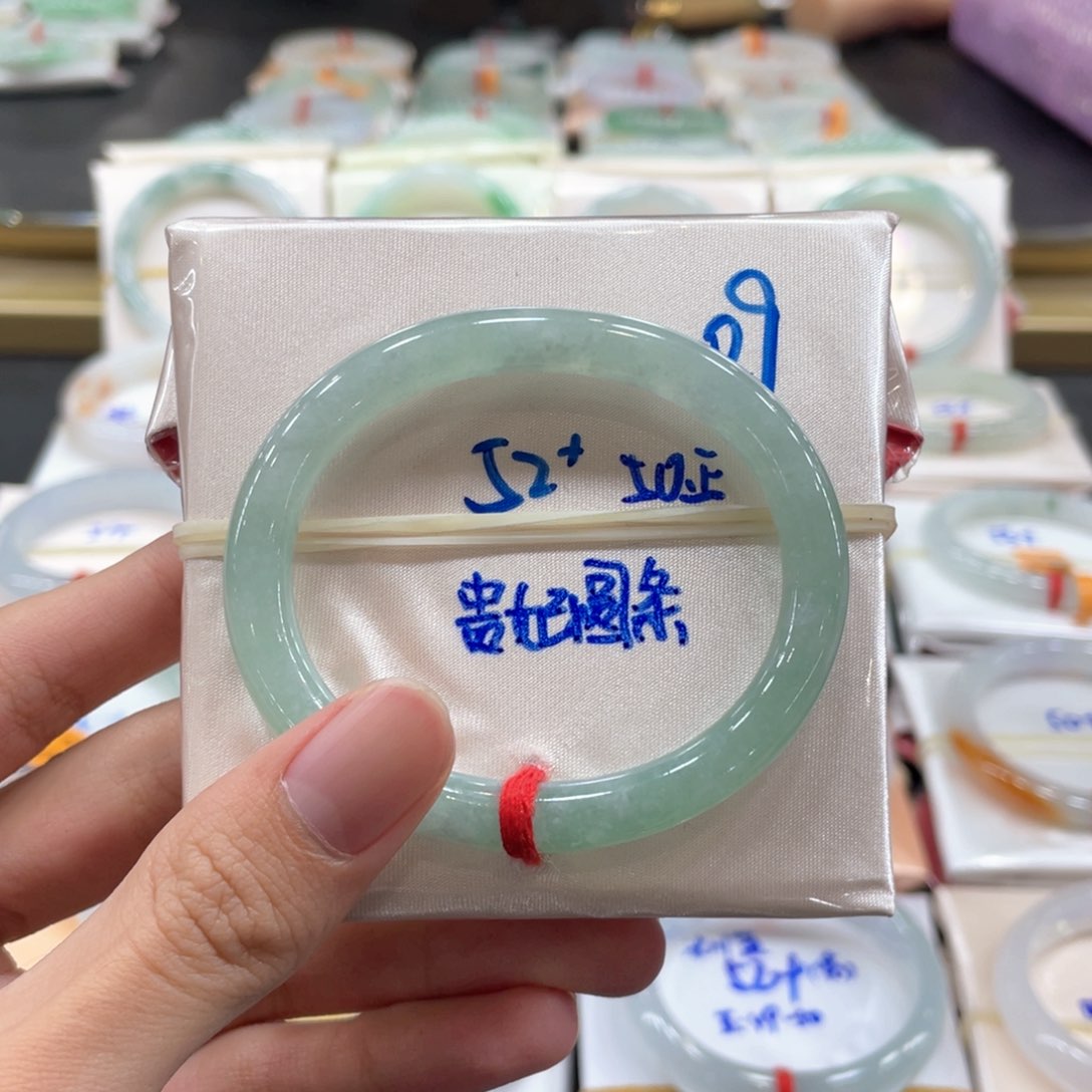 翡翠手镯未镶嵌翡翠手镯