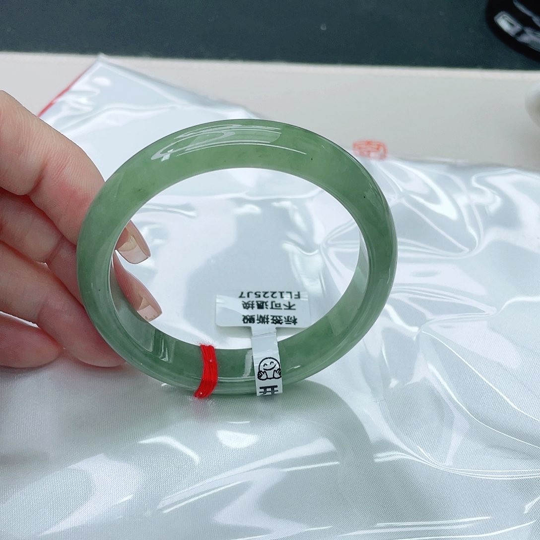 翡翠手镯未镶嵌正55