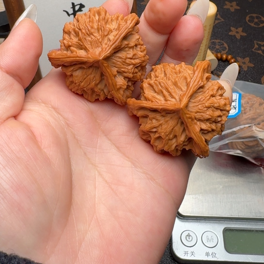 文玩核桃把件40三棱G107