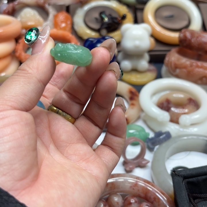 星***回石英岩玉合金颈饰