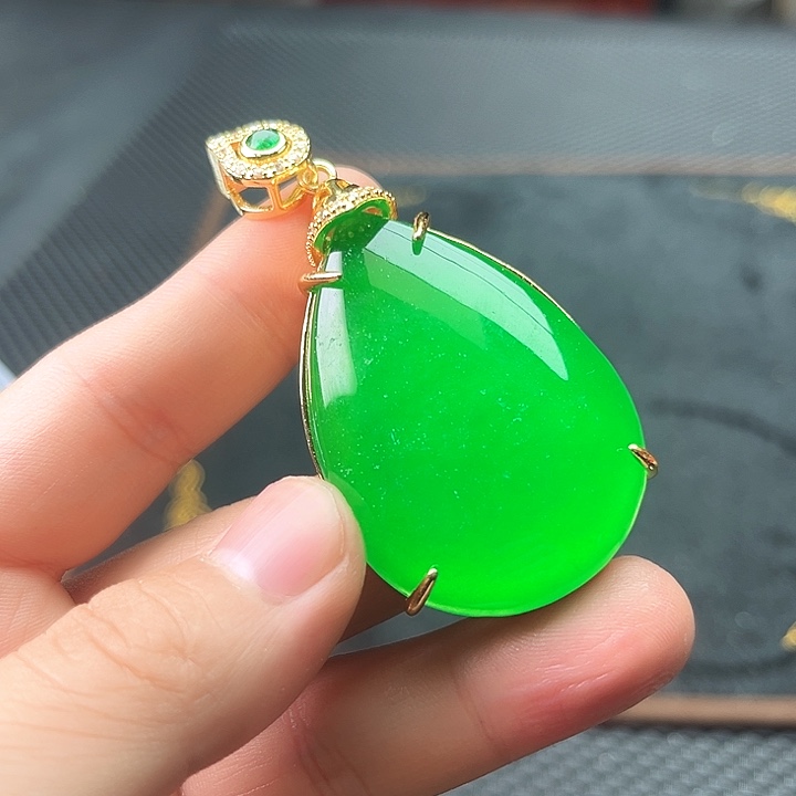 翡翠颈饰未镶嵌啊啊