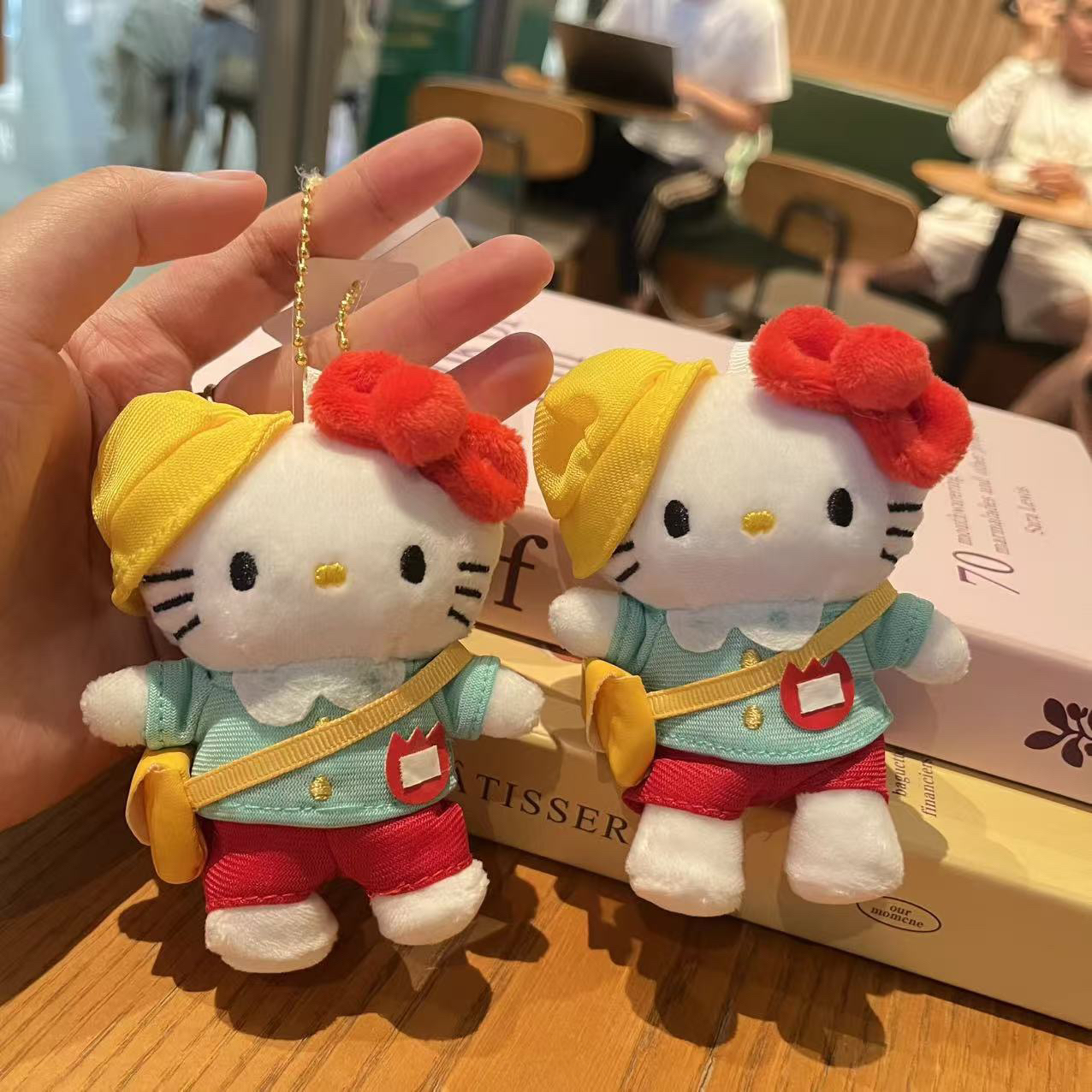 新款联名幼儿园KT钥匙扣挂件毛绒公仔卡通热卖女生夏季毛绒包挂件