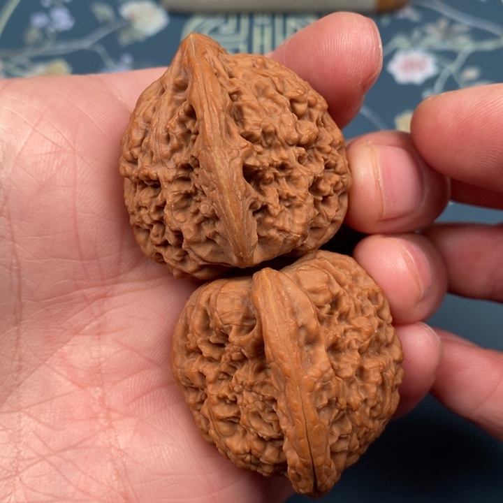 文玩核桃吊坠全品原桩南疆石，红皮，精配，A85