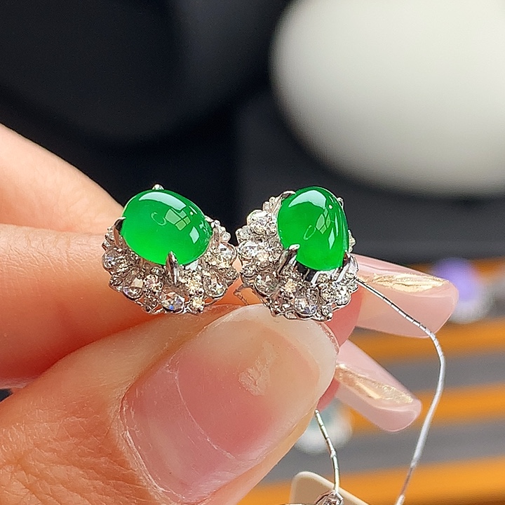 18K金镶嵌翡翠耳饰冰阳绿蛋面耳钉
