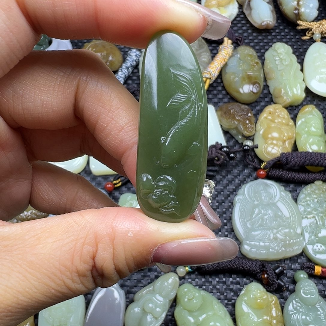 和田玉未镶嵌吊坠(不含链)微瑕漏，不退不换，卡44.7