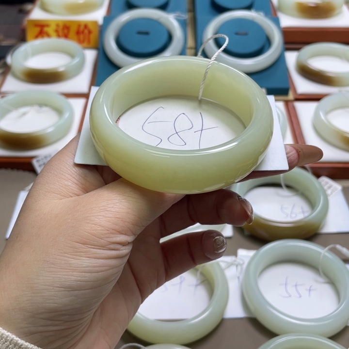 和田玉手镯未镶嵌