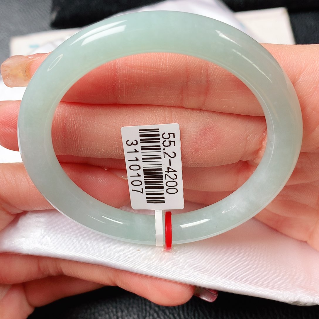 翡翠手镯未镶嵌冰果绿圆条55圈口 17号