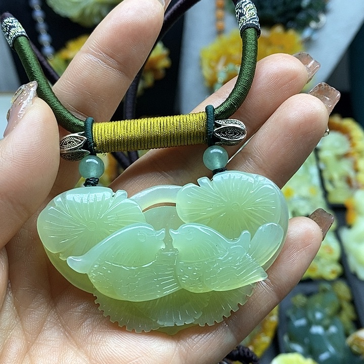 蛇纹石玉挂件未镶嵌