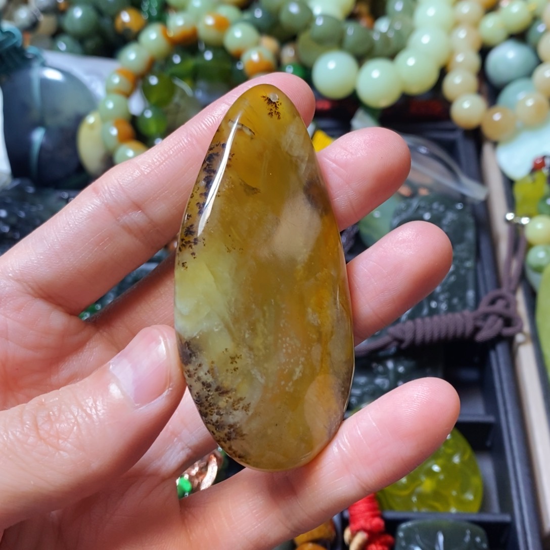 蛇纹石玉未镶嵌颈饰