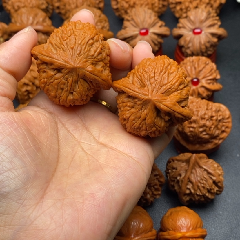 【闪购商品】文玩核桃把件绣球