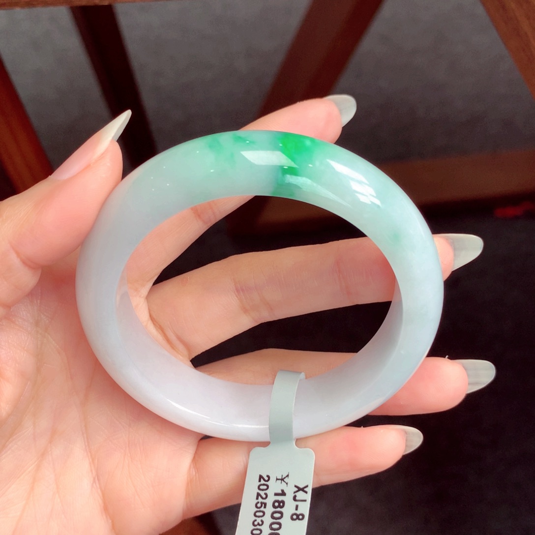 翡翠手镯未镶嵌翡翠