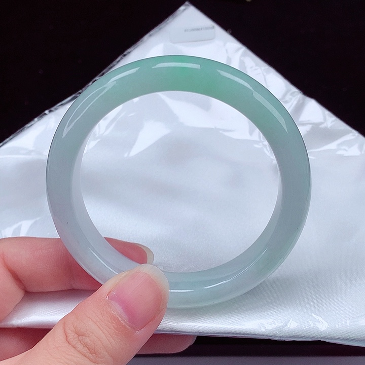 翡翠手镯未镶嵌翡翠