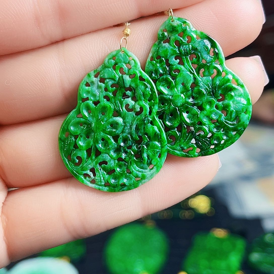 颈饰18K金镶嵌翡翠多样性