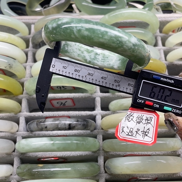 蛇纹石玉未镶嵌手镯96