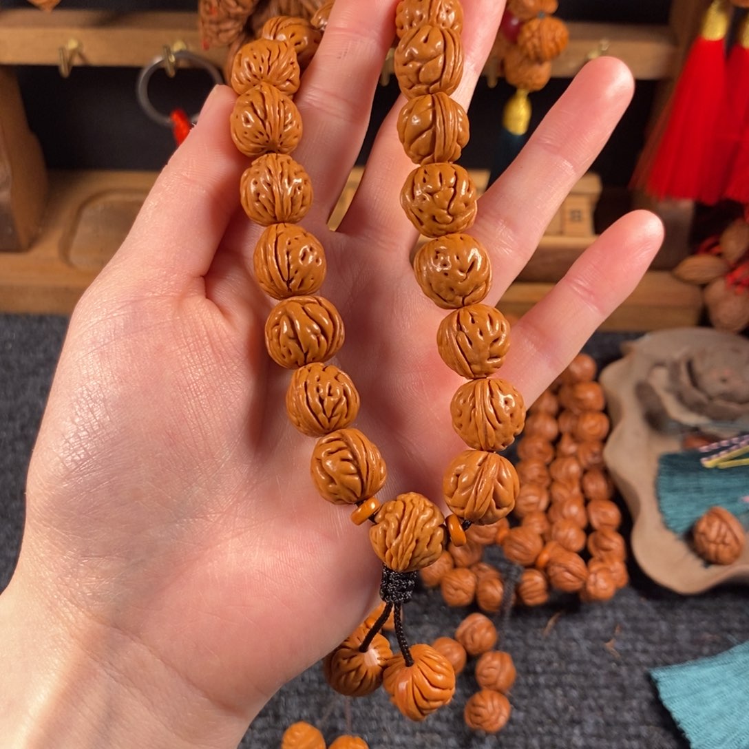 吊坠桃核桃枭手持