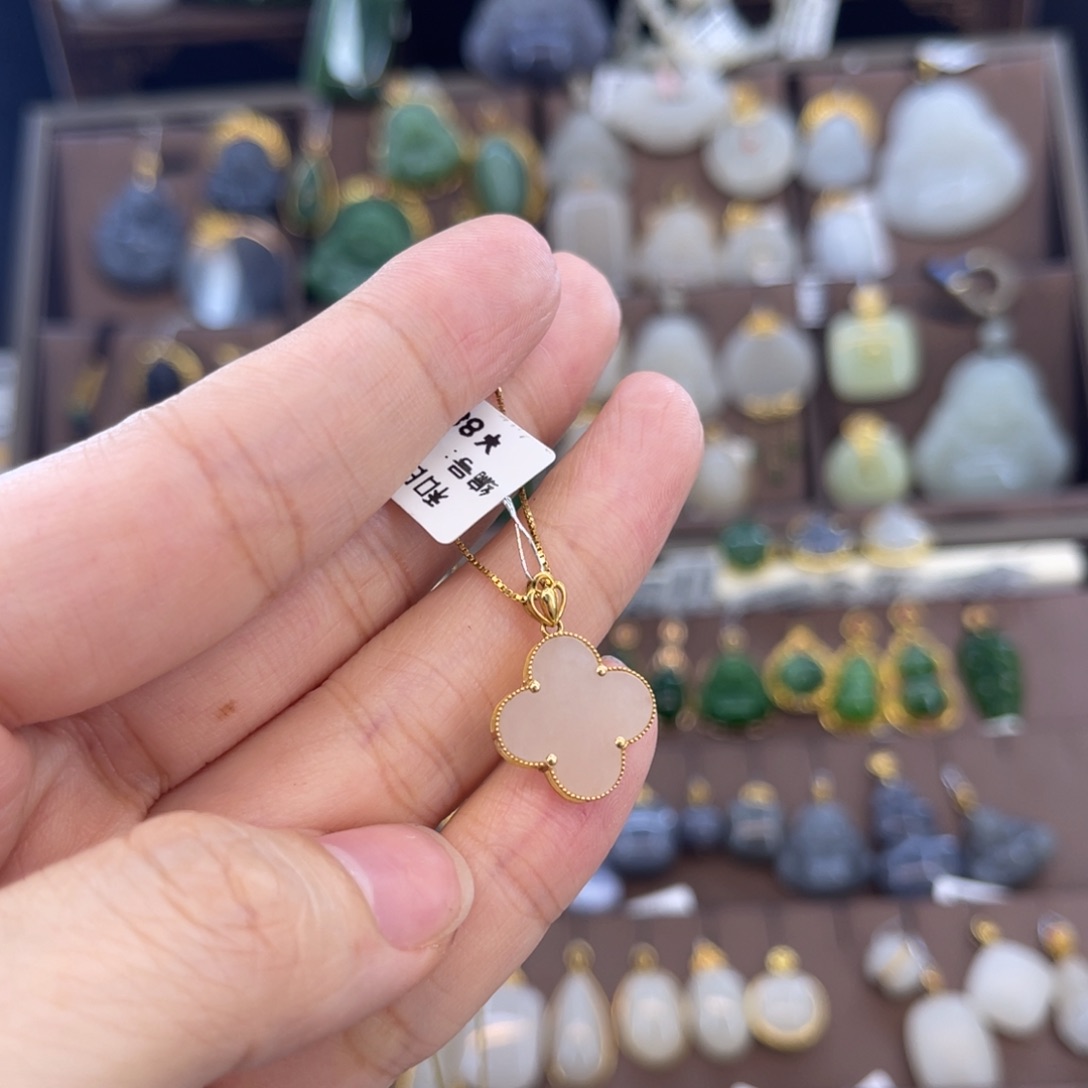 和田玉18K金镶嵌吊坠关****?