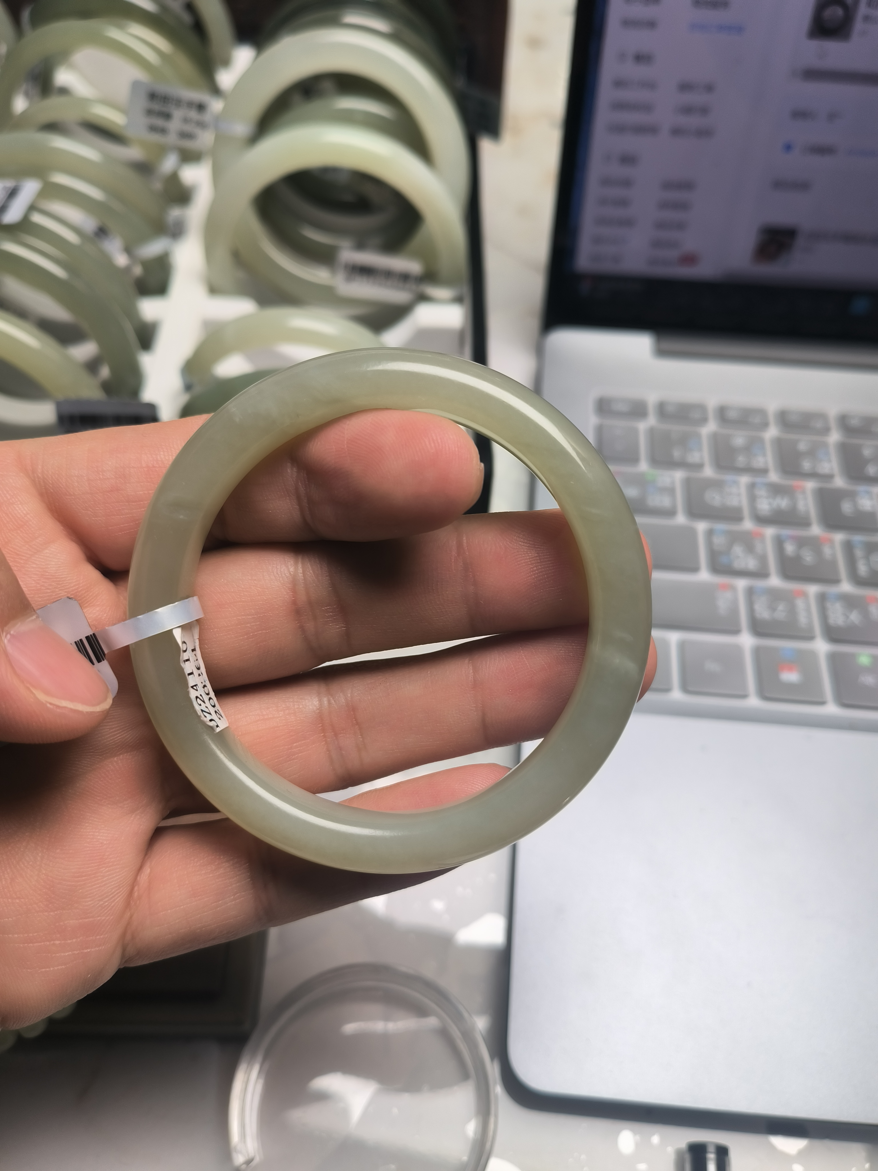 和田玉手镯无镶嵌