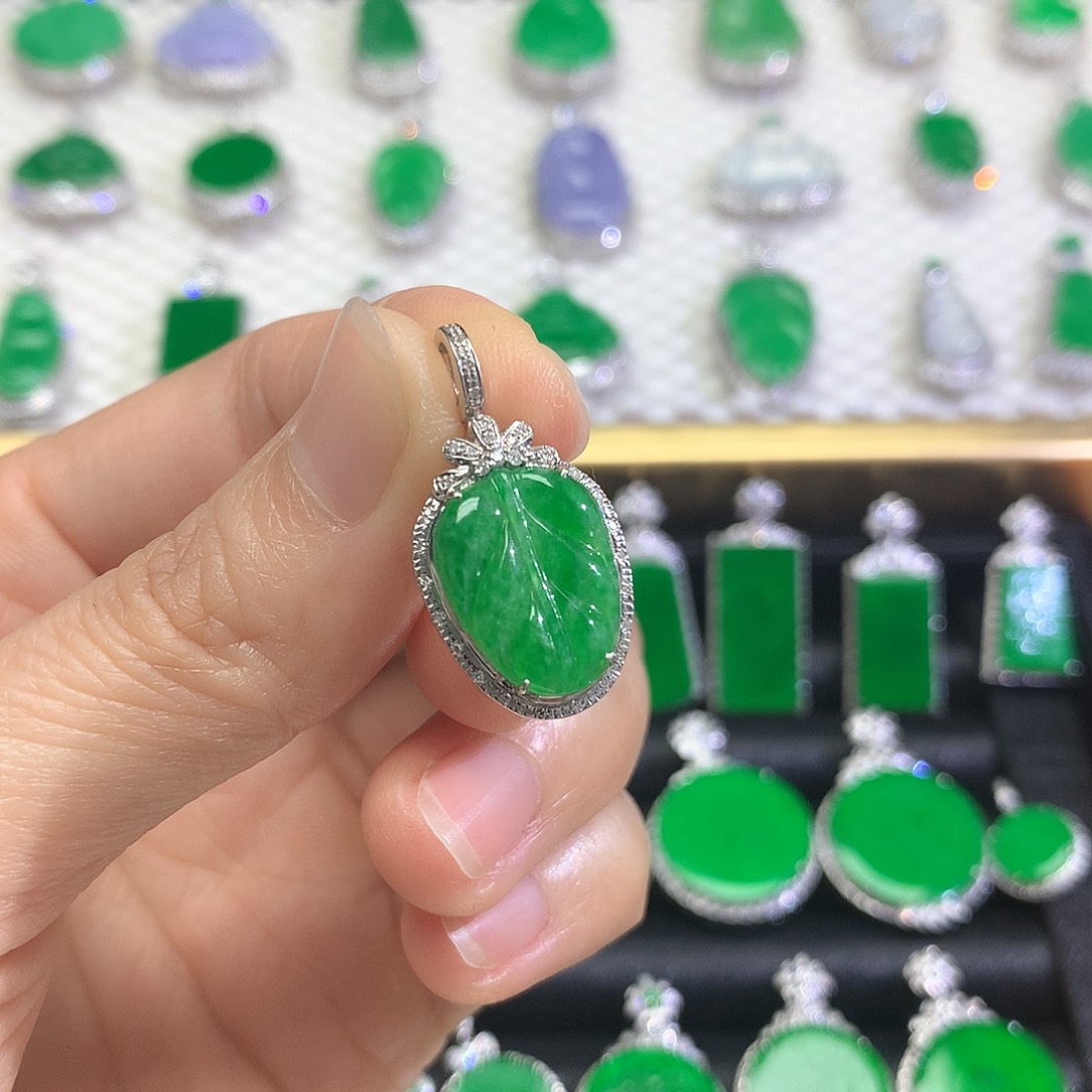 颈饰18K金镶嵌翡翠吊坠