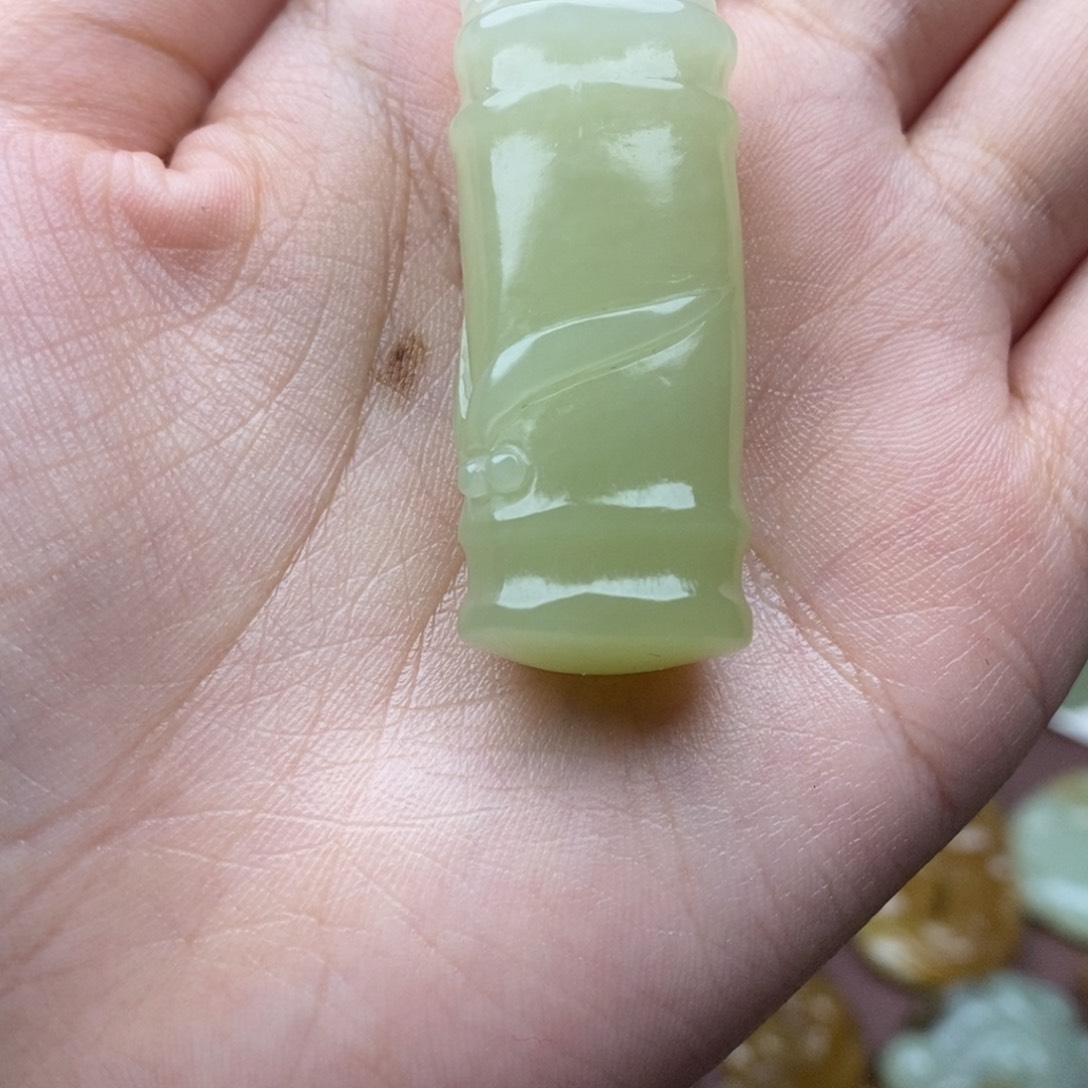 颈饰未镶嵌和田玉（糖玉）