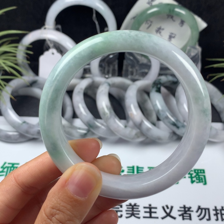 翡翠18K金镶嵌手镯40号。58圈