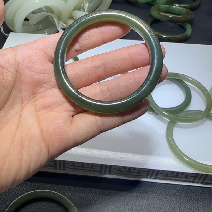 和田玉未镶嵌手镯55.2圈围84