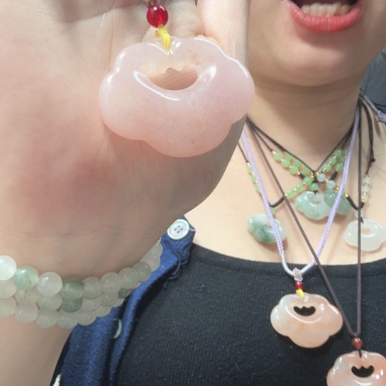 石英质玉未镶嵌颈饰桃花酿锁大如意