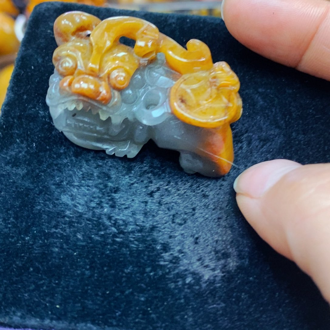 未镶嵌石英质玉（黄龙玉）项链