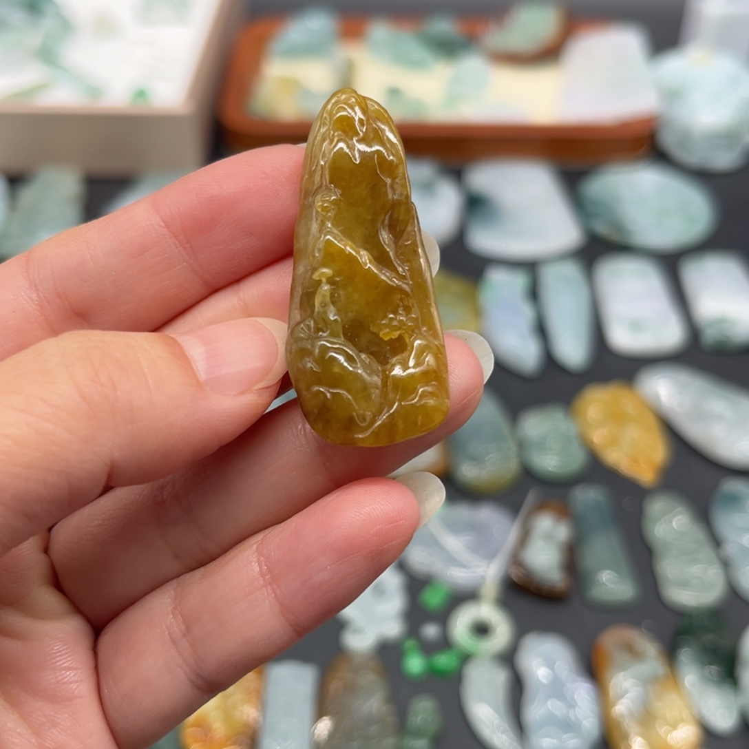 翡翠未镶嵌颈饰山水