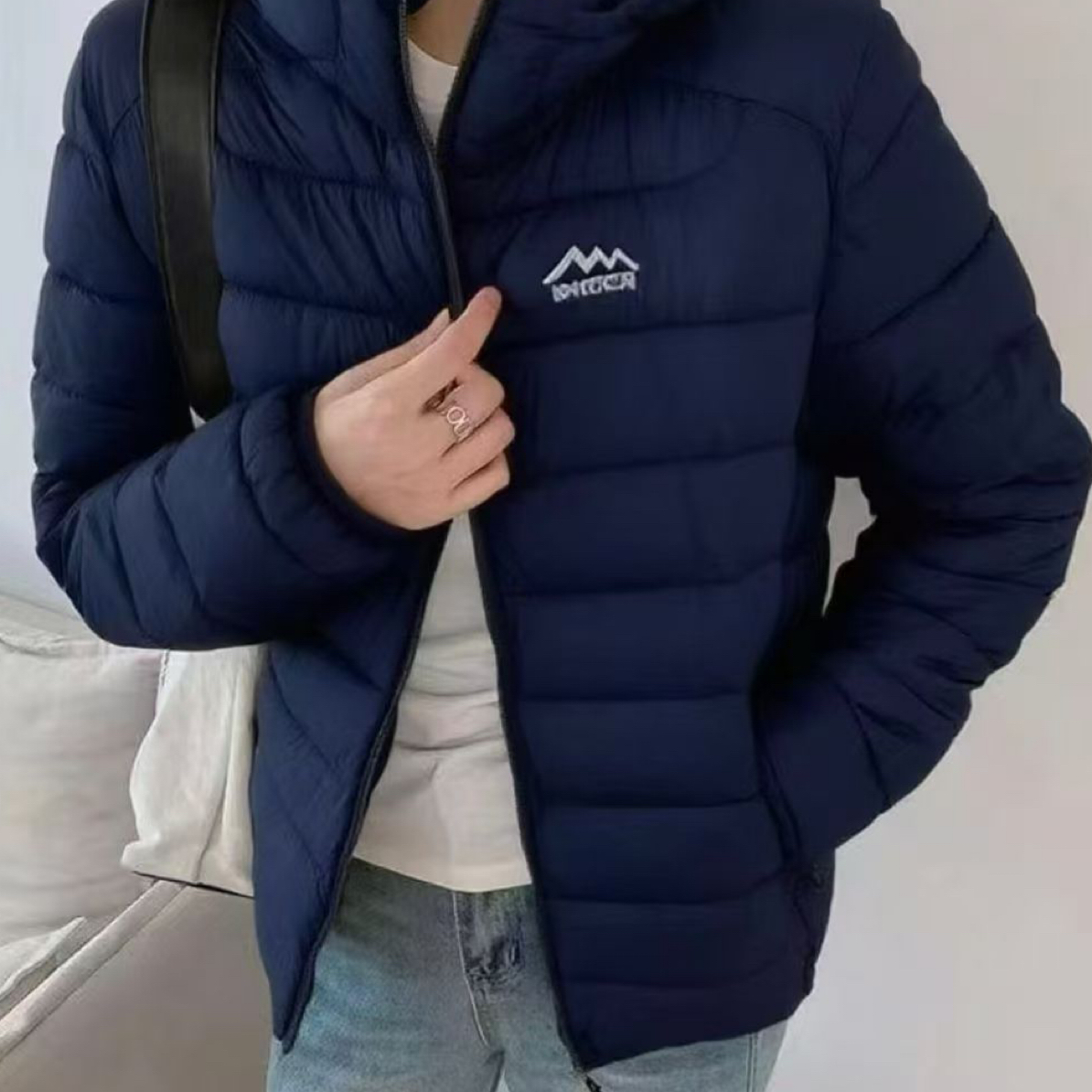 宽松型短款厚款拉链女连帽外套