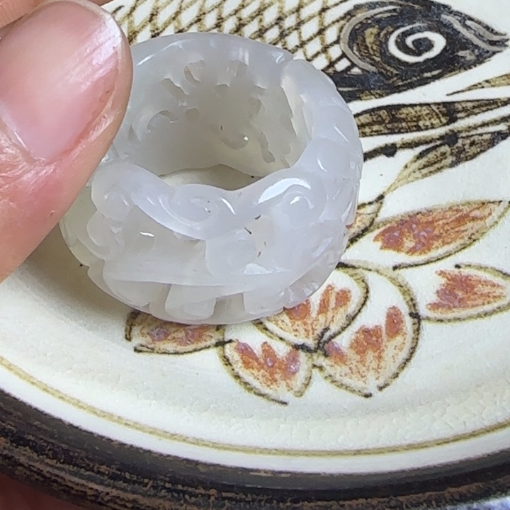 瓷片我*新号开播瓷器盘子