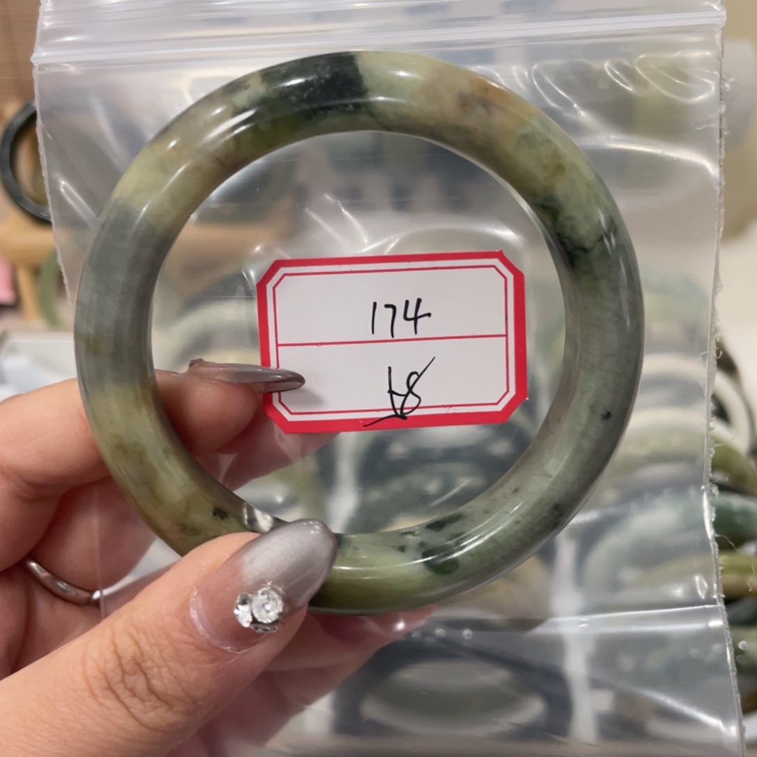 蛇纹石玉手镯未镶嵌