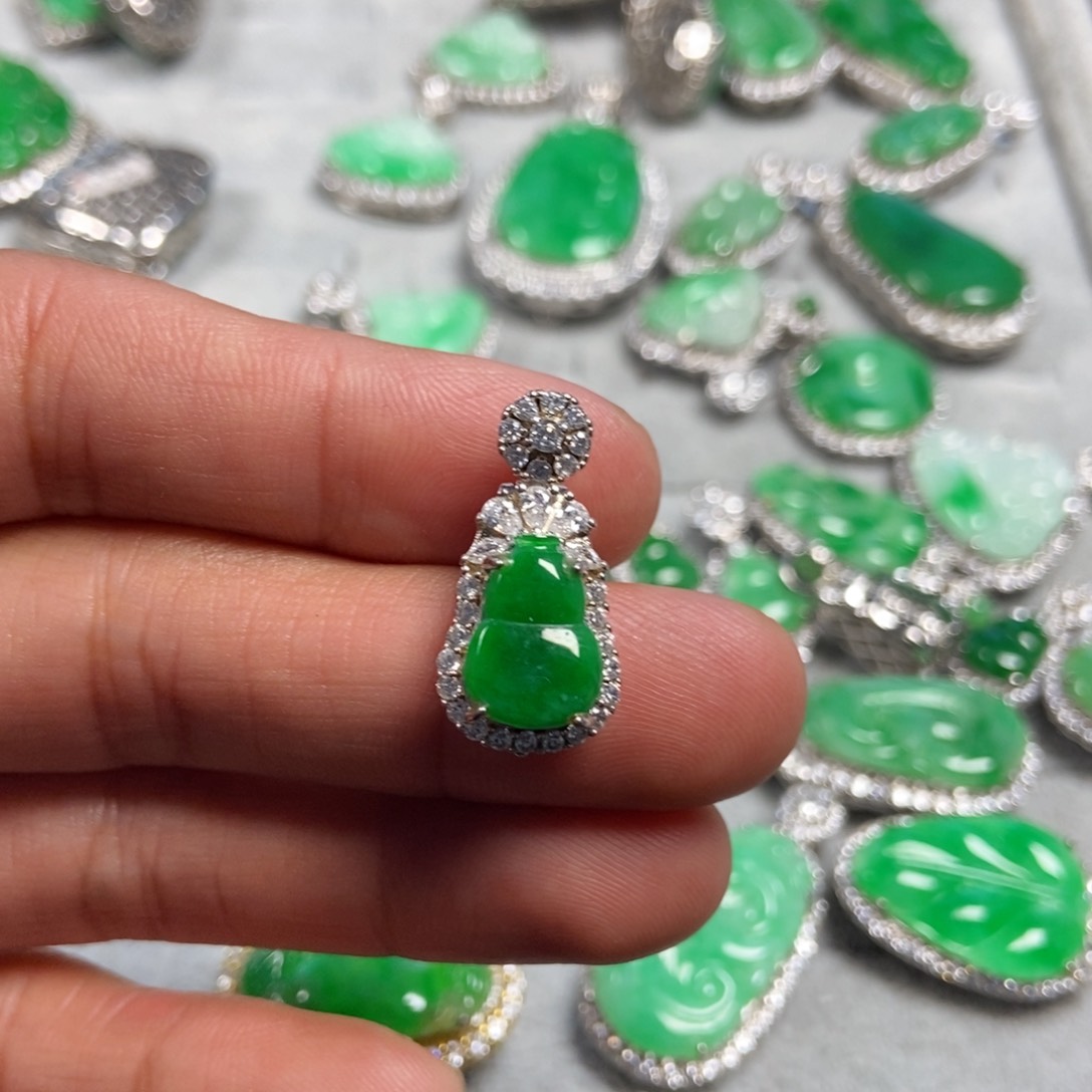 翡翠颈饰未镶嵌葫芦