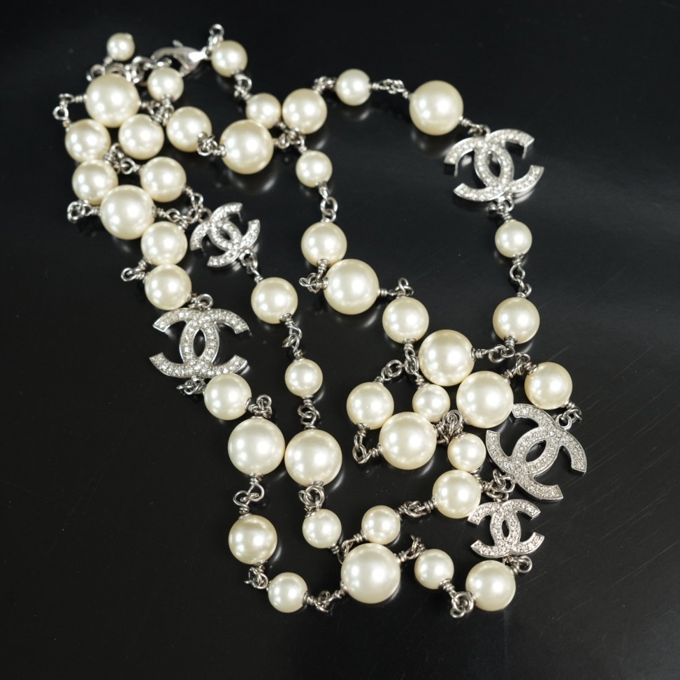 Chanel 5闪钻双C珍珠项链